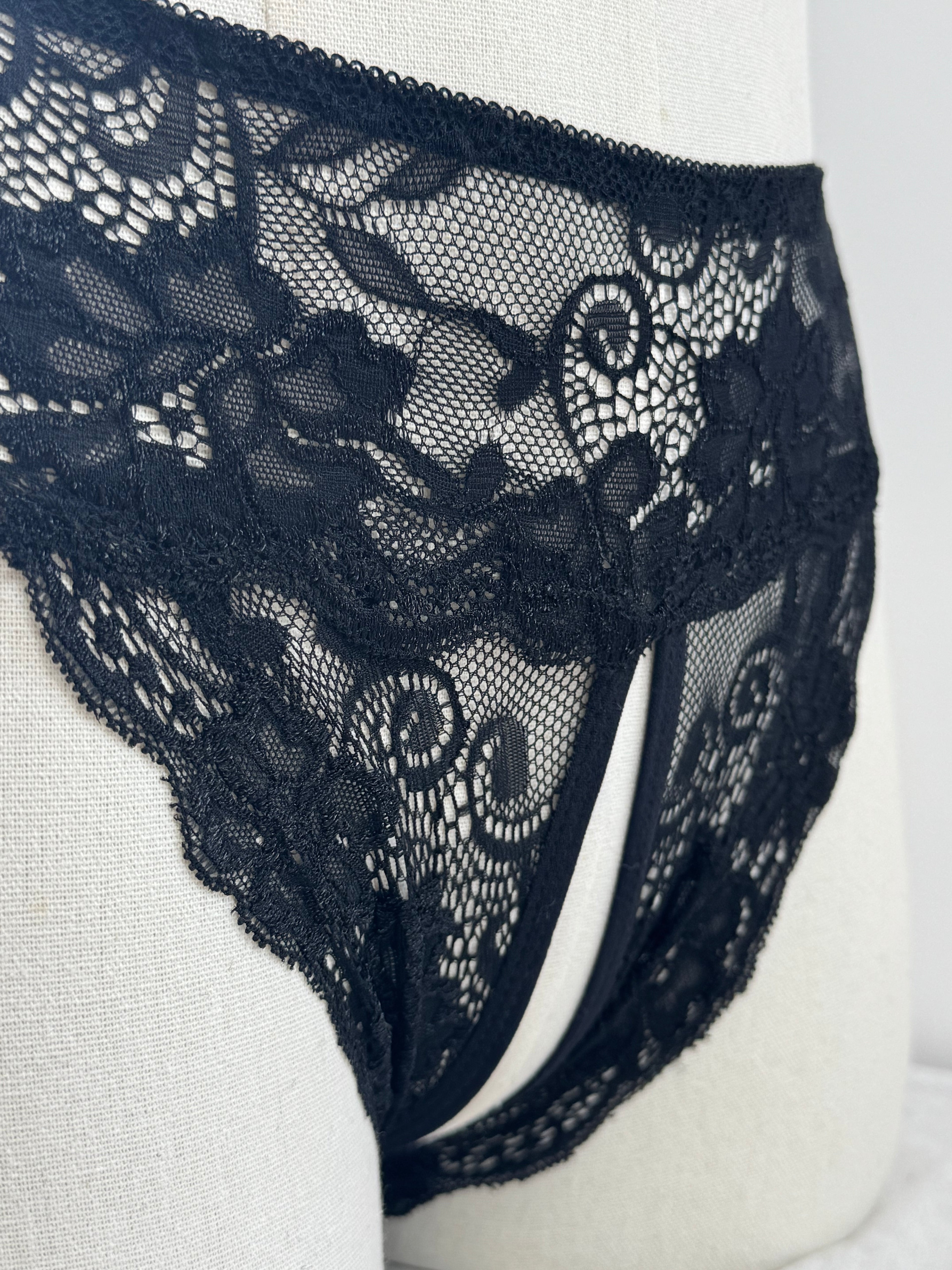 High-Rise Lace Crotchless Panties 5009